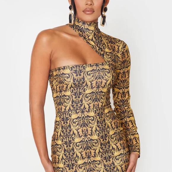 PRETTY LITTLE THING - Picture 2 of 2